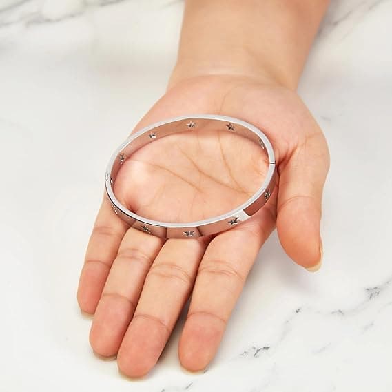 Minimalistisk sølvarmring for kvinner – Åpent stjerneformet armbånd i rustfritt stål med sikkerhetslås