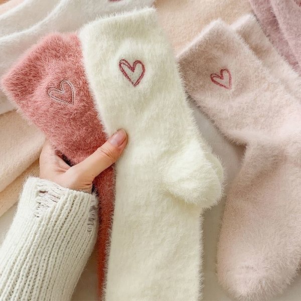 Plush Varma Sova Hemmiga Fluffiga Vita Hjärtformade Strumpor