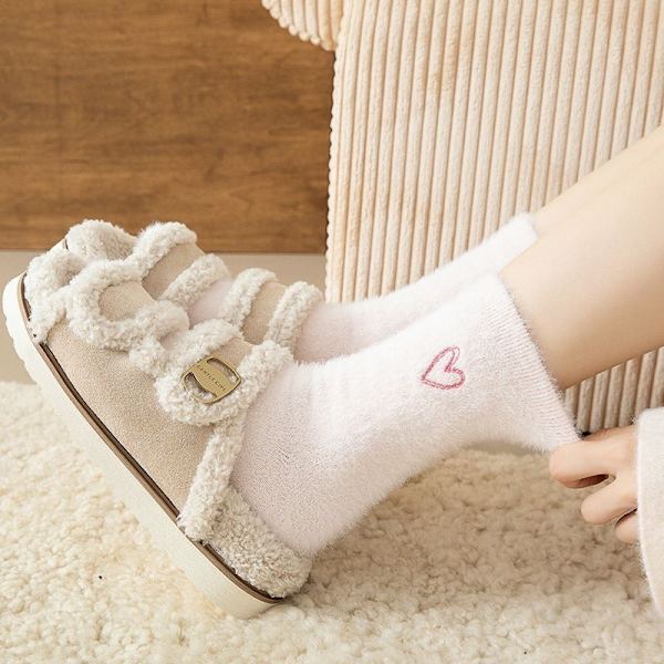 Plush Varma Sova Hemmiga Fluffiga Vita Hjärtformade Strumpor