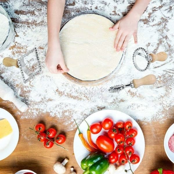 Triumph Ravioli Roulette Cutter Relieffirkantet Deigkutter Kjeksform Trehåndtak