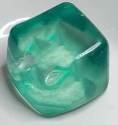 Set med 2 stora maltosklämleksaker i isbitsform från Needoh green