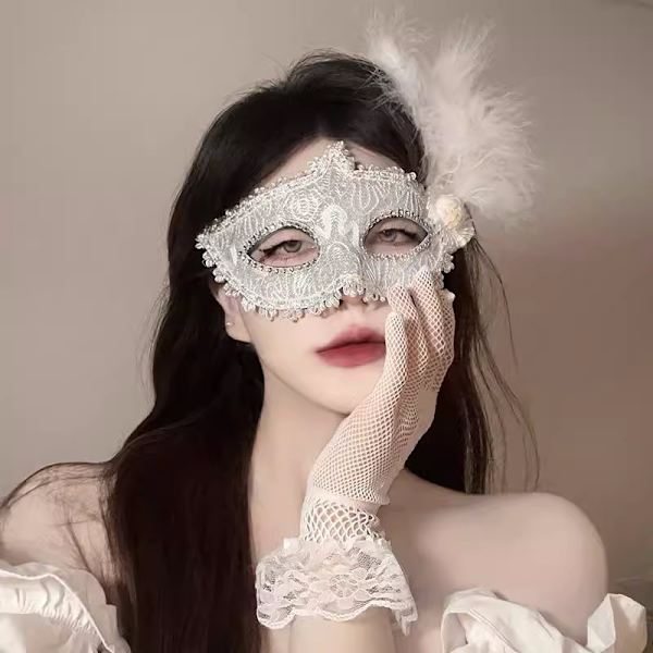 Vit spetsfjädermask