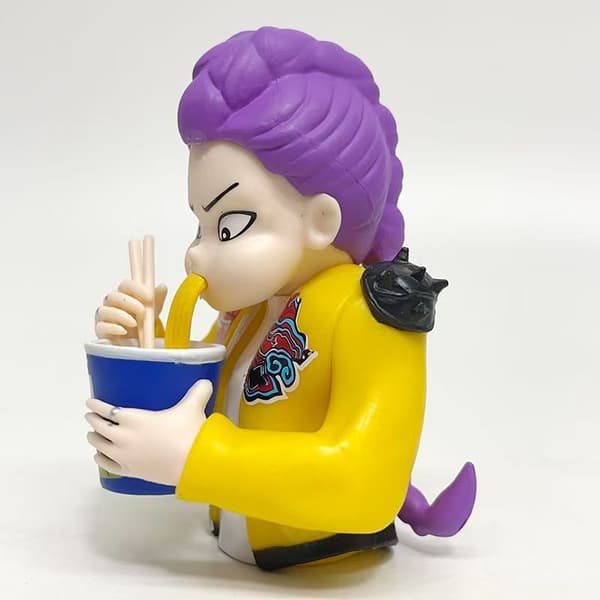 K-Pop Demon Hunter Group: Sitter og spiser nudler med en mobilspillfigur A