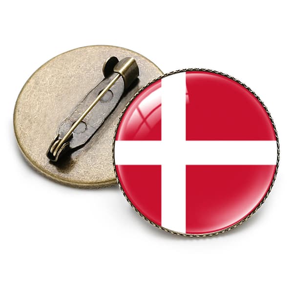 Metallbrosch med dansk flagga
