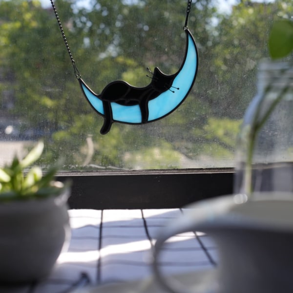 Katter som sover på månen hängande målat glasfönster