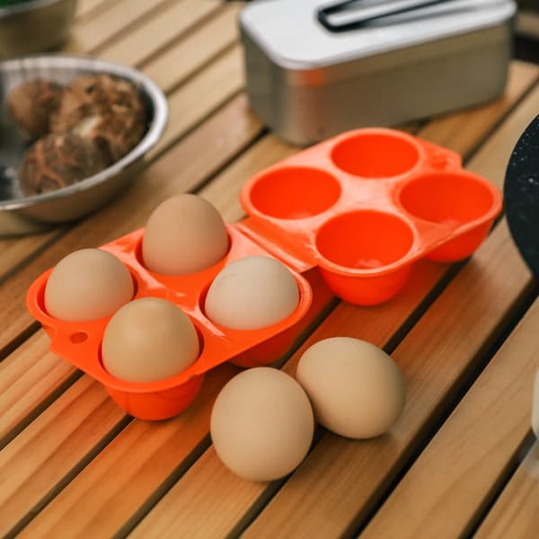 Sett med 2 oransje og blå utendørs støtsikre eggbeholdere med 4 rom