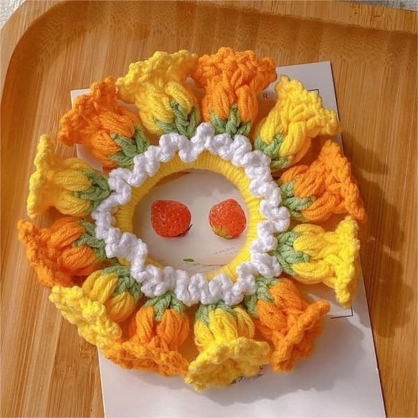 Handvirkad orange-gul liljekonvalj-garn-scrunchie – en söt, flickig håraccessoar