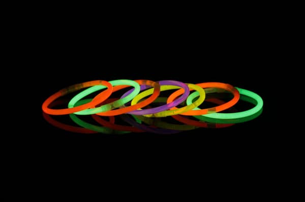 100 Glow Sticks: Lysende armbånd til Valborgsfester og nattearrangementer