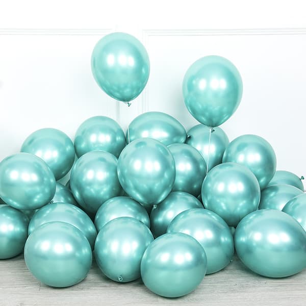 Set med 30 metallgröna ballonger