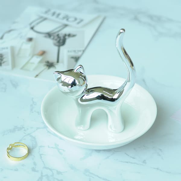 Keramisk ringholder. Bakke til ringe og smykker. Keramik. I form af en