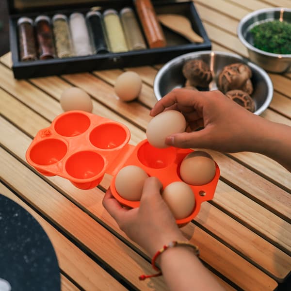 Sett med 2 oransje og blå utendørs støtsikre eggbeholdere med 4 rom