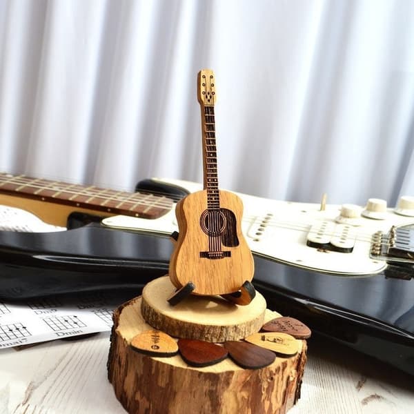 Treboksholder i tre med 3 unike gitarplukker, gitarformet plukkeboks, gitartilbehør