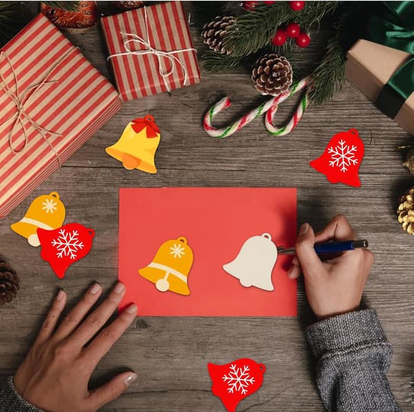 30 træjuleklokker og dekorationer