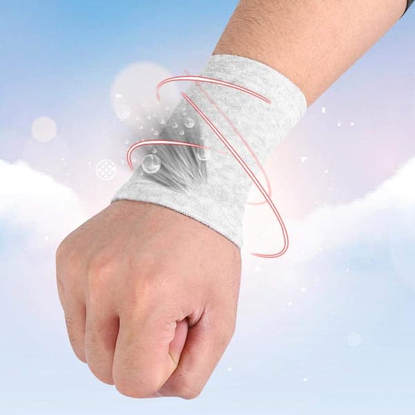 Ett par ljusgrå andningsbara handledsband, bambukolskompress