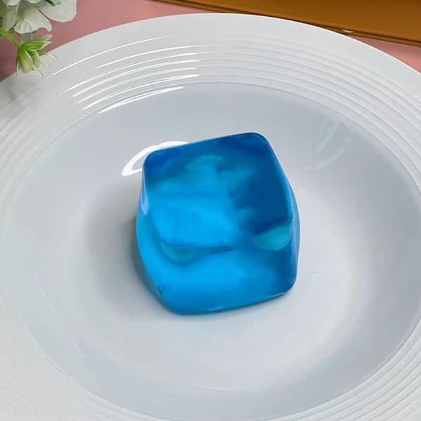 Sæt med 2 store isterningformede maltose-klemmelegetøj fra Needoh blue