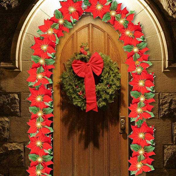 Juldekorationer med julstjärneblommor och ljusslingor