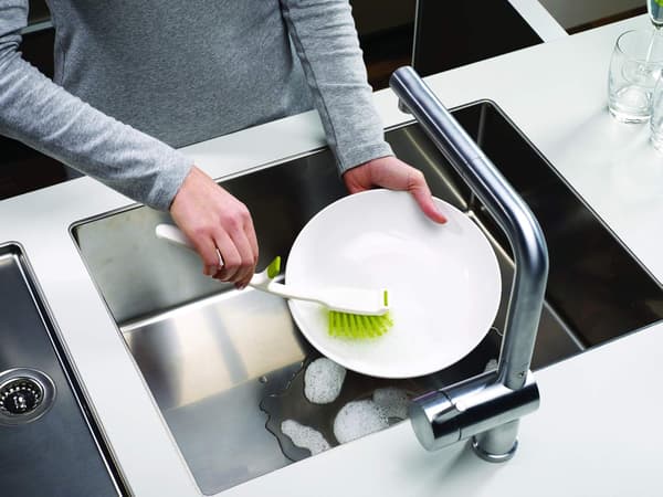 Vit diskhborste med integrerad hållare för förvaring på kanten