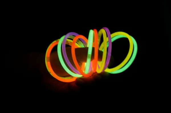 100 Glow Sticks: Lysende armbånd til Valborgsfester og nattearrangementer