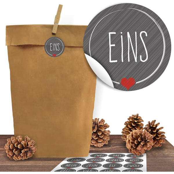 24 Kraftpapiertüten mit 24 weihnachtlichen Aufklebern Schick