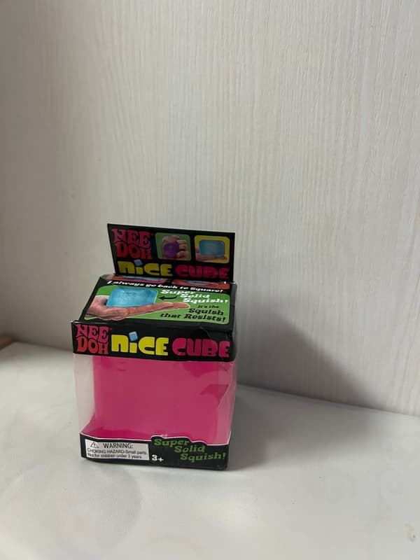 NeeDoh Nice Cube Stressaflastende Klemmelegetøj - Langsomt-rebound Terning, Pink