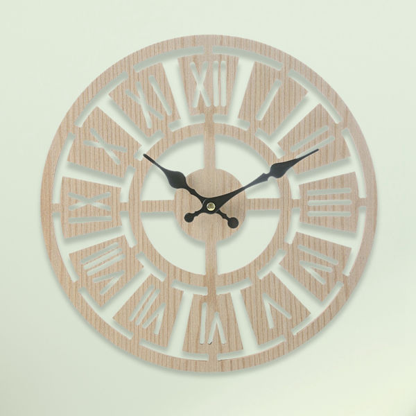 Klassisk väggklocka i trä med analog display för dekoration av trädgård, hall eller utomhus