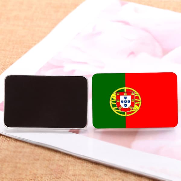 Portugisisk flaggkylskåpsmagnet: 6,7 cm lång och 4,7 cm bred