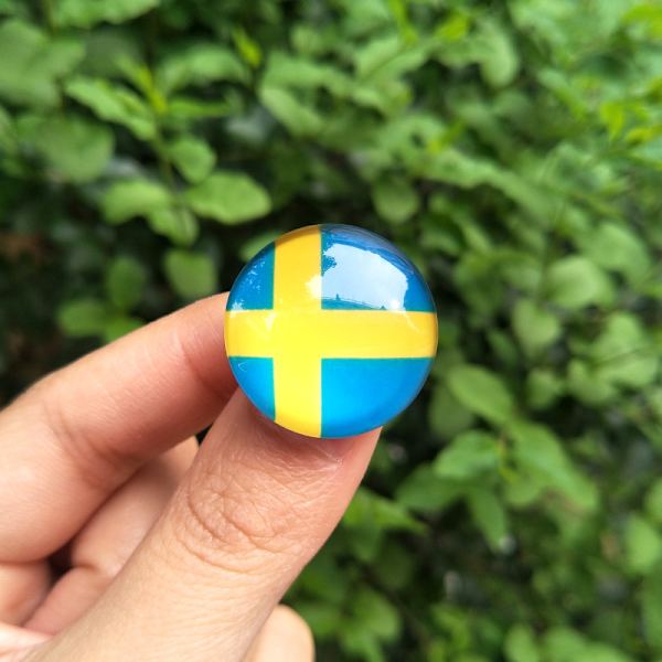 Sett med 50 runde svenske flaggnåler