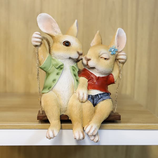 Svingende Kaninpar Statue, Harpiksfigur, Dyreskulptur til