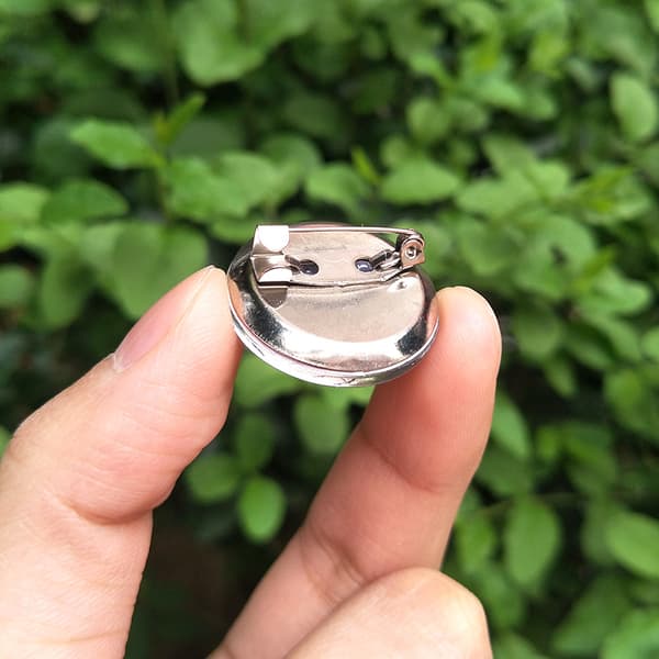 50 pyöreän Kanadan lipun rintamerkin sarja