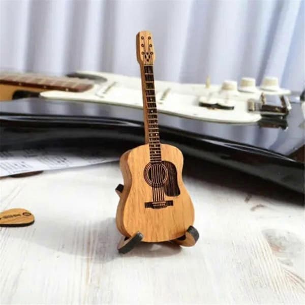 Treboksholder i tre med 3 unike gitarplukker, gitarformet plukkeboks, gitartilbehør
