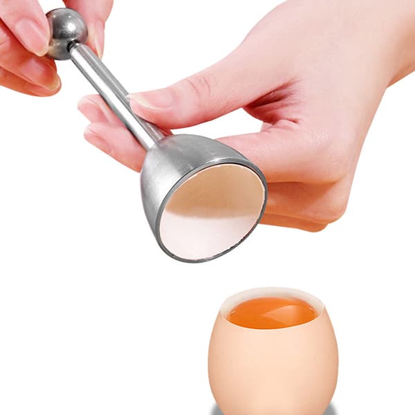 En sølvfarget eggeåpner, eggvisp i rustfritt stål, eggesaks