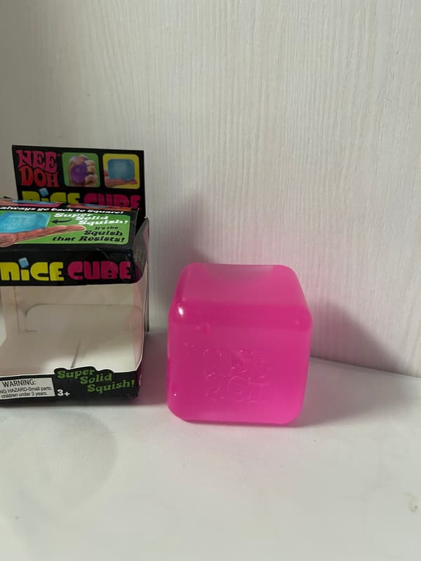 NeeDoh Nice Cube Stressavlastande Klämleksak - Långsamt Återgående Kub, Rosa