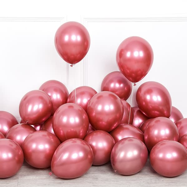 Sett med 30 metalliske røde ballonger