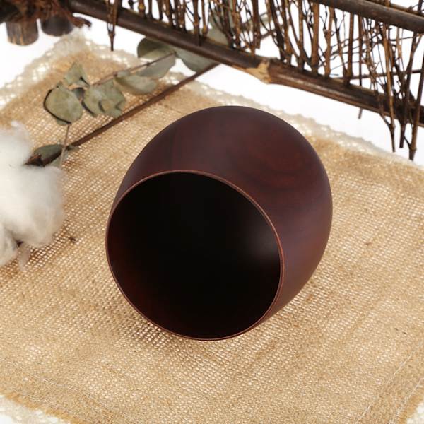 Traditionell naturlig träkaffe ler stor mage trä tekopp