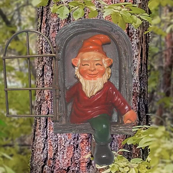 Puusta kurkkiva Tree Hugger -puutarhatonttu, polyresiini, leikkisä