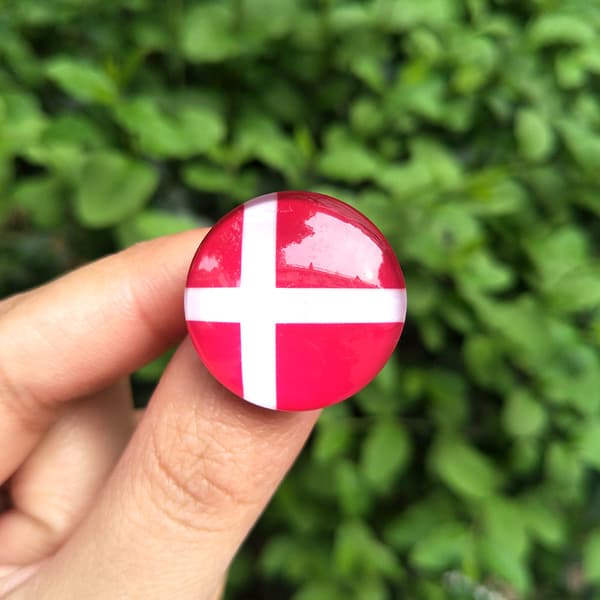 50 pyöreän Tanskan lipun rintamerkin sarja
