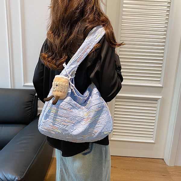 Sommar Stor Väska Dam 2024 Nytt Mode Populär En Axel Väska Stor Kapacitet Klass Pendling Crossbody Dumpling Väskan Gul Med Hänge