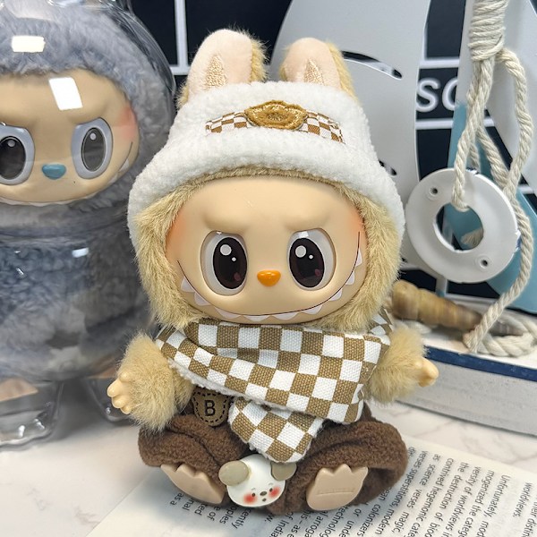 Sommarrea Labubu dockkläder första generationen andra generationen blind box Labubu dockkläder (pannband + overall + scarf) Grönt rutnät