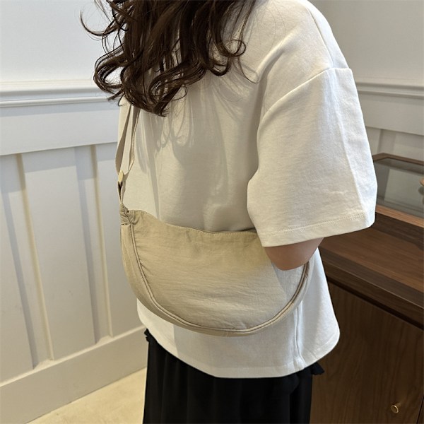 Nylon Axelremstaske Kvinde 2024 Ny Trendig Dumpling Taske Lettevægt Sport Style Axel Taske Underarm Tasken Sort