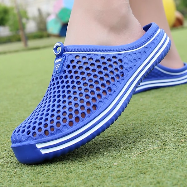 2024 Kvinnors skor strandtofflor unisex ihålig casual par strand sandal flip flops skor icke-slide män tofflor perfekt. himmelsblå 45