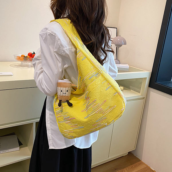 Sommar Stor Väska Dam 2024 Nytt Mode Populär En Axel Väska Stor Kapacitet Klass Pendling Crossbody Dumpling Väskan Gul Med Hänge