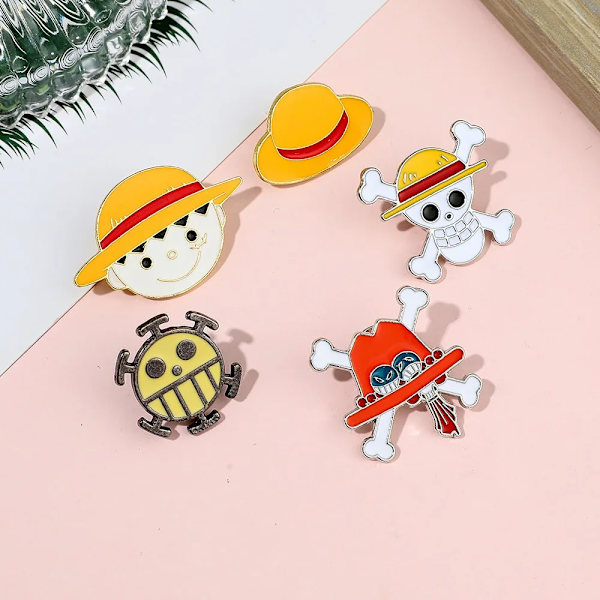 En bit tecknad brosch anime actionfigur Luffy Zoro Sanji stift emalj smycken ryggsäck kläder broche barn födelsedagspresent imitation rodiumpläterad