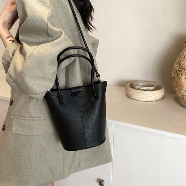 Trendy håndtaske til kvinder, enkel og moderne, forår og sommer 2024, koreansk stil, crossbody taske, specialdesignet spandtaske Rød
