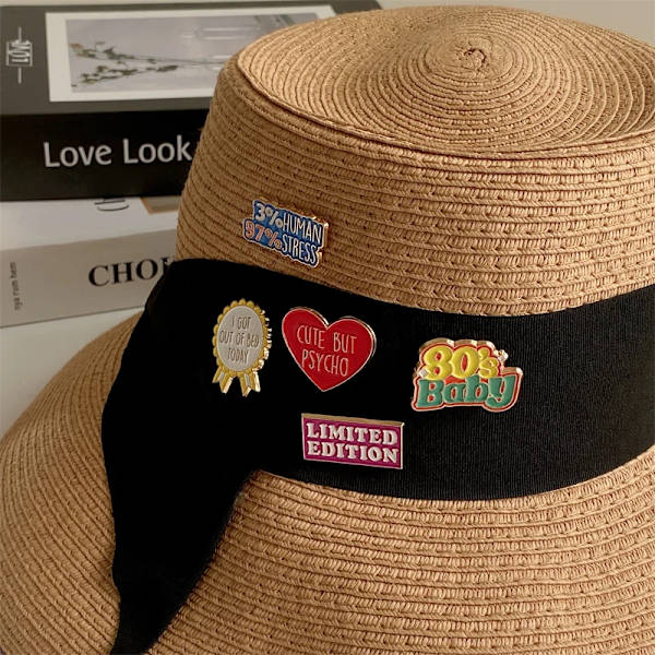 Söpö Mutta Psyko Emalli Pin 80-luku Vauva Ei Enempää Draamaa Onko Se Jo Perjantai (Kuole) Brossi Kaulusmerkki Hauska Lainaus Korut Lahja QHXZ274