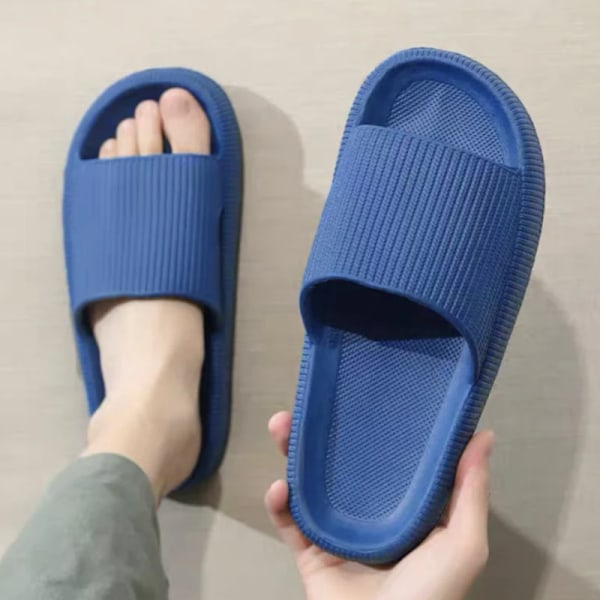 2024 Sommar Tøfler Menn Myk Innendørs Hjem Flat Sandaler Kvinner Mote Flip Flops Strand Sko Mann Par Icke-Slip Bad Bilder B Blå 36-37