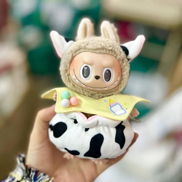 Lille ko tre-delt sæt, (kun tøj) 17cm vedhæng blind box macaron Labubu Labubu Time to chill dukketøj