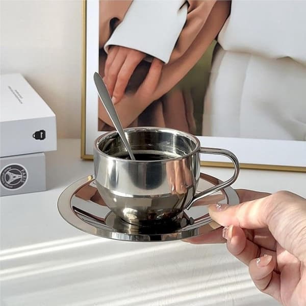 Sæt med 4 kaffekrus i 304 rustfrit stål med skeer og underkopper, dobbeltvæggede 6 oz espressokopper til hjemmet, kontoret og caféen