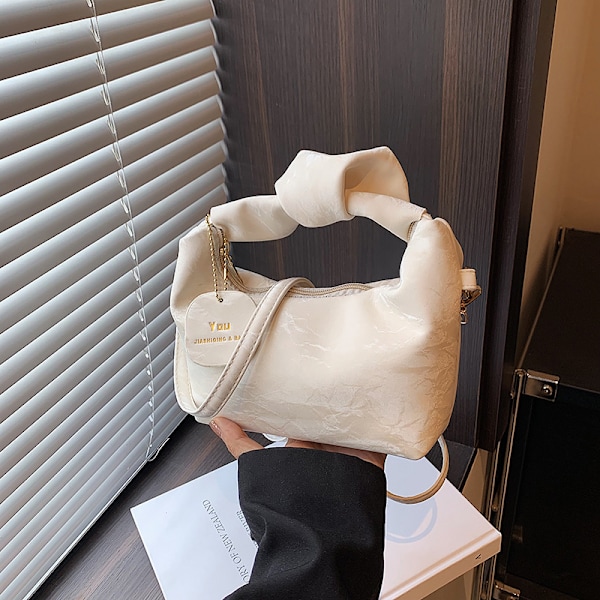 Plesade Små Handväskor Kvinnors 2024 Våren Och Sommaren Nytt Moderik Stilfulla Axel Väska Hipster Crossbody Nya Måne Väskan Svart