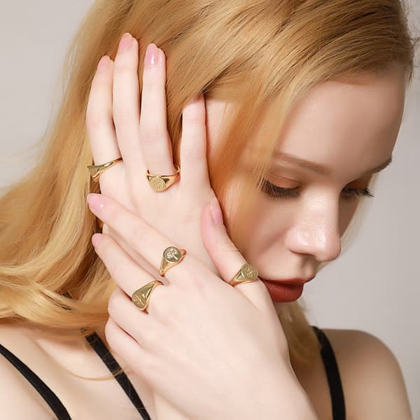 Håndlavet blomst signetring - 18K guldring - minimalistisk