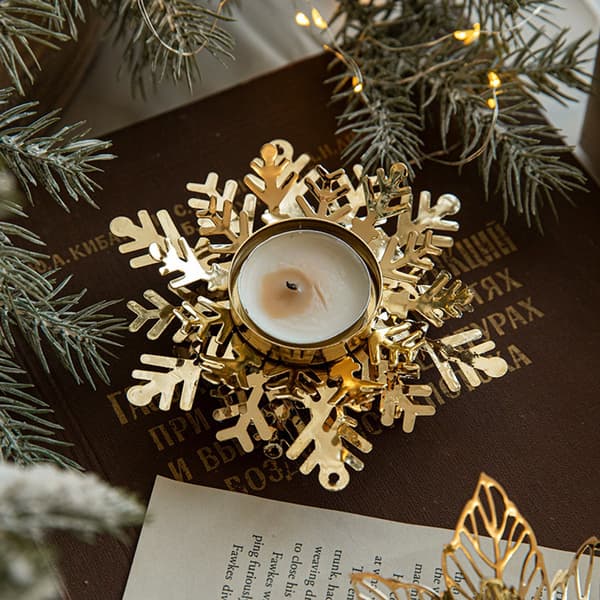 Gullfargede julelysestaker, smijernsdesign med snøfnugg og blader, sett med 2 for festlig borddekor og gaver